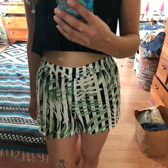 🌴 Tropical Print Shorts 🌴 - Picture 2 of 4